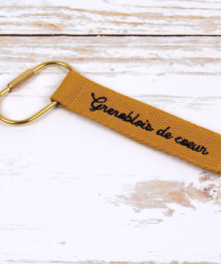 Porte-clés brodé "Grenoblois de coeur" Ocre - La Noix